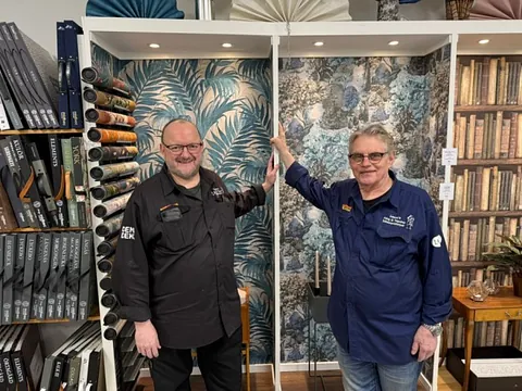 Conny och Mats visar deras stora tapetutställning