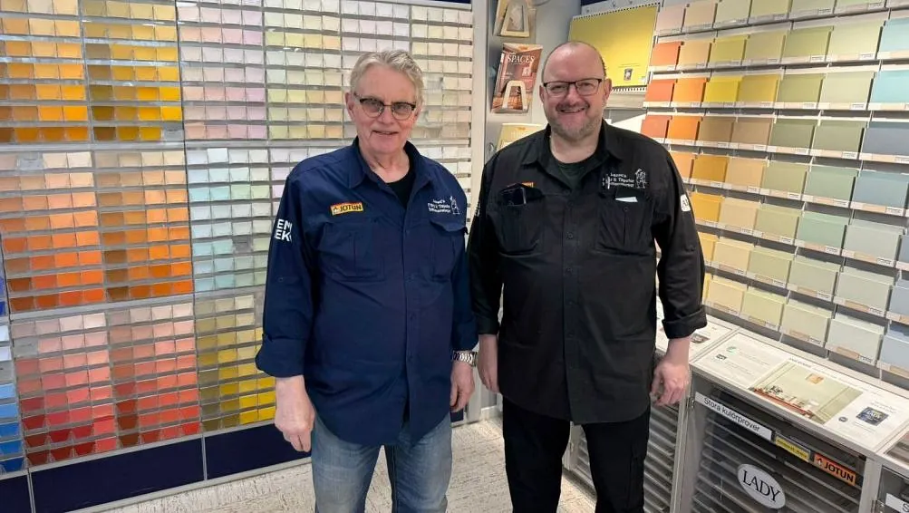 Lasse och conny visar sina färgprover i butiken
