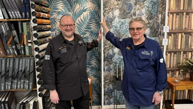 Lasse och Conny visar tapetutställningen